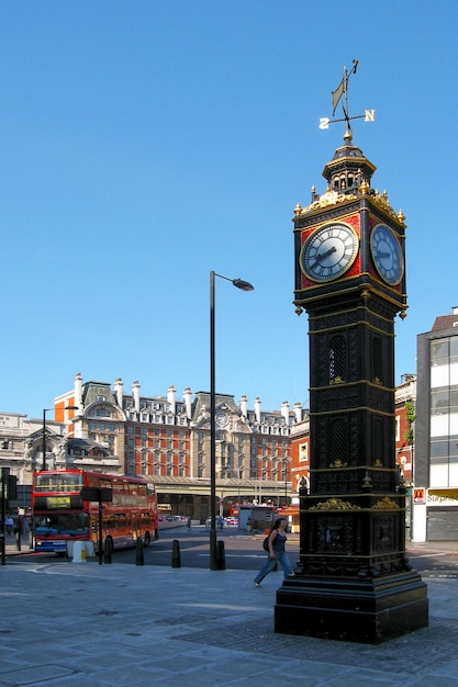 ロンドンのロンドン・ヴィクトリア駅の外にあるリトル・ベン時計