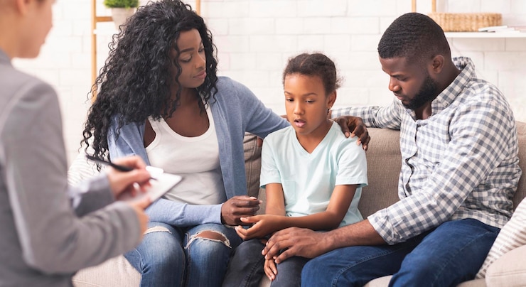 Photo little black girl and her parents at psychologist consultation