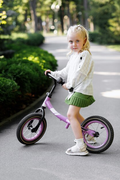 散歩に夏の公園でルーンと金髪少女