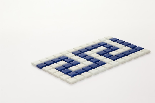 Маленькая синяя керамическая плитка на белом фоне, майолика. для каталога