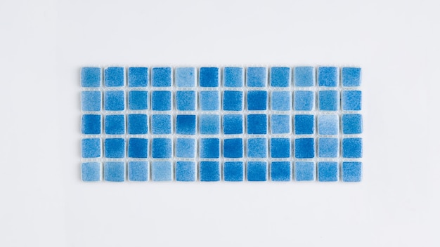Маленькая синяя керамическая плитка на белом фоне, вид сверху, майолика. для каталога