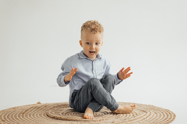 シャツを着た 4 歳の金髪の小さな男の子