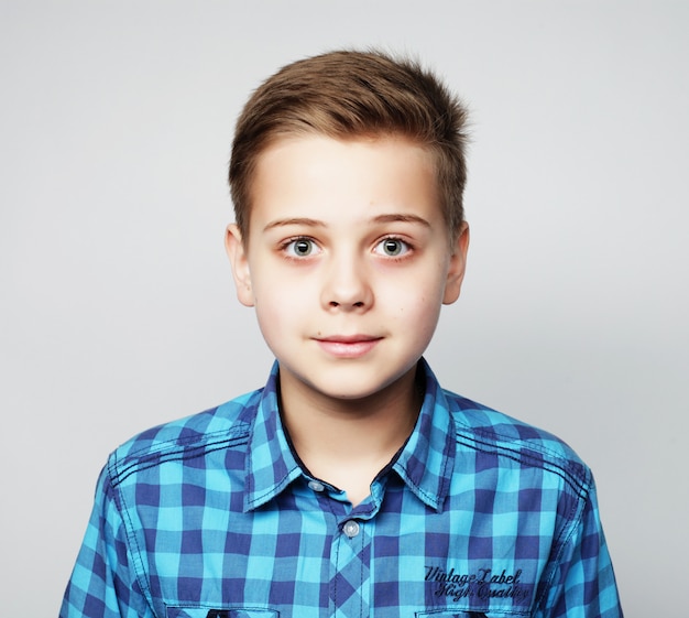 Photo little boy in blue shirt