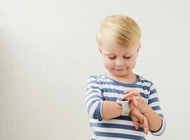 小さな男の子が歯を磨く