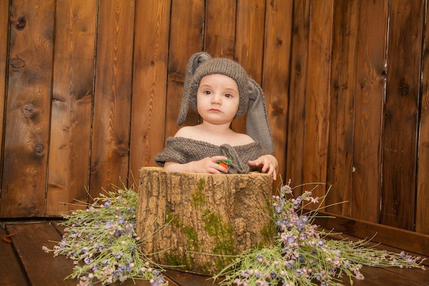 토끼 의상 할로윈 아기 의상을 입은 어린 소년