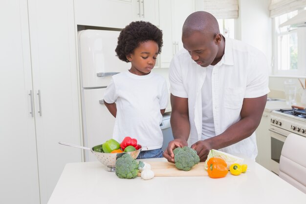 父親と一緒に小さな男の子を料理する