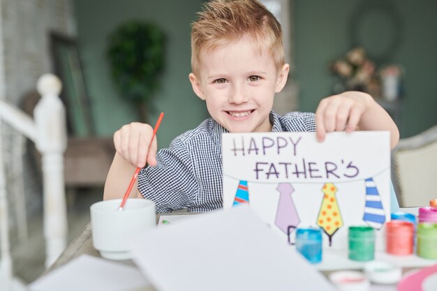 Little Boy die de Kaart van de Vaderdag maken