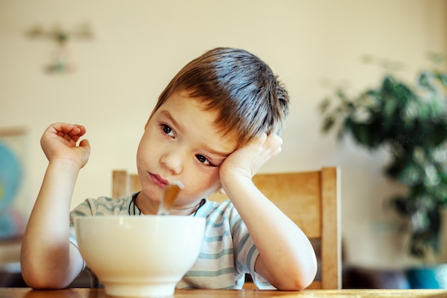 小さな男の子は彼の朝食、子供の食欲不振を食べたくない