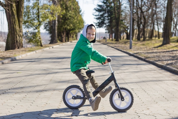 自転車に乗ってトリックをやっている小さな男の子