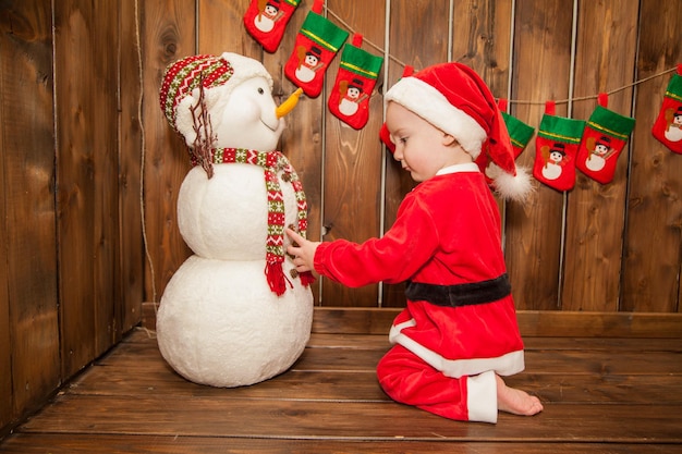 Ragazzino vestito da babbo natale