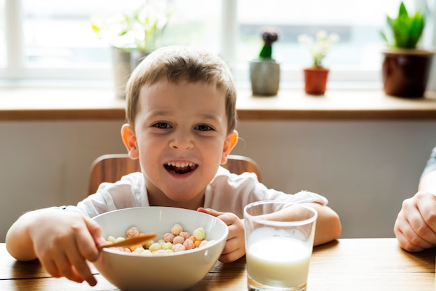 小さな男の子、朝食を食べる