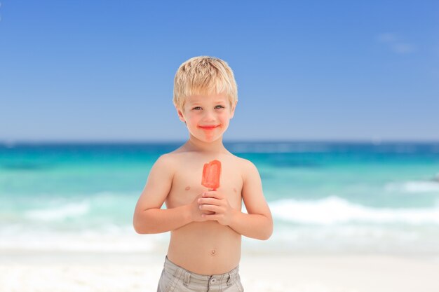 彼のアイスクリームを食べる少年