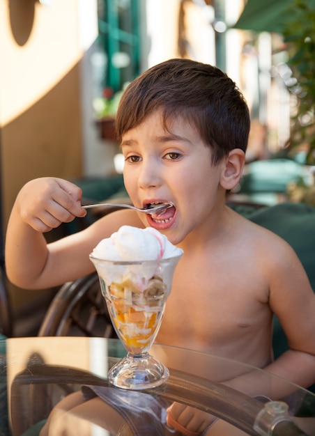 男の子がアイスクリームを食べる