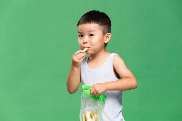 Photo little boy eating snack