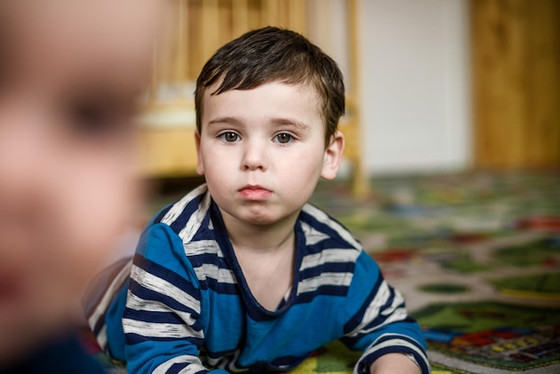 保育園の床にいる小さな男の子