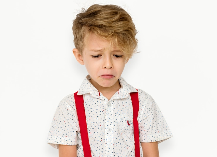 Foto little boy fronst sad cry