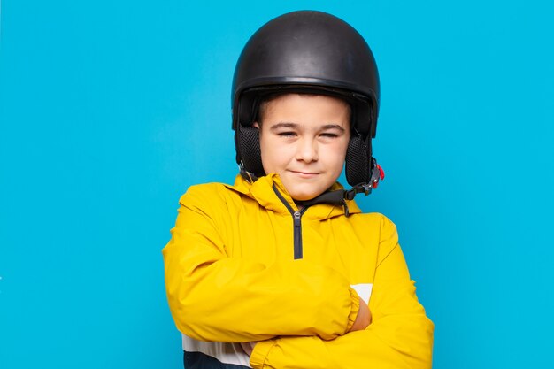 어린 소년 행복 한 표정입니다. 오토바이 헬멧 개념