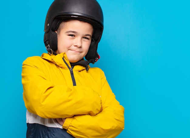 小さな男の子の幸せな表情。バイクのヘルメットの概念