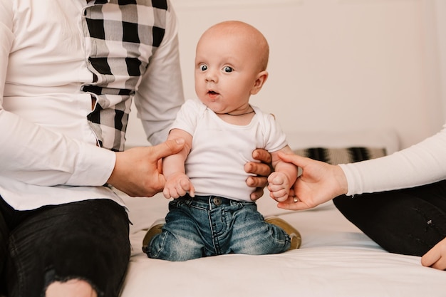 Photo little boy happy funny smiling laughing kid cute child baby playing with parents, crawling