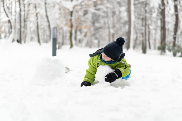 Photo little boy having fun in the snow