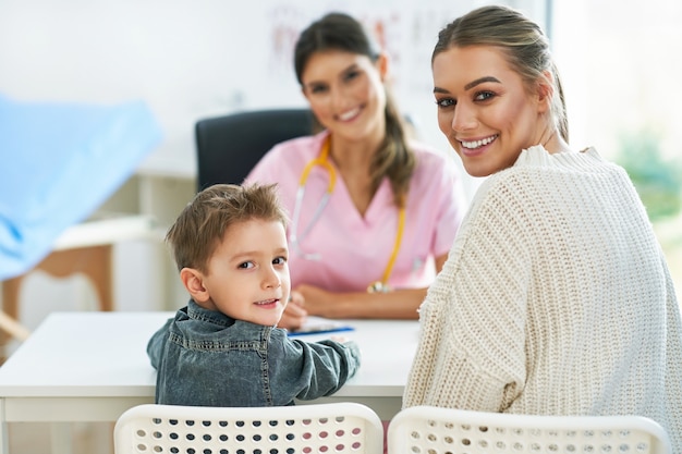 Photo little boy having medical examination by pediatrician