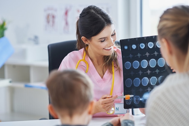 Foto ragazzino che ha una visita medica dal pediatra