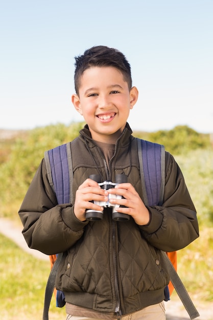 Photo little boy hiking in the mountains