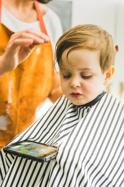 写真 美容院の小さな男の子