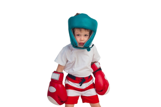 Фото Маленький мальчик в боксерских перчатках и шлеме на белой поверхности
