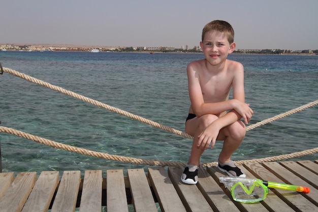 写真 海の小さな男の子