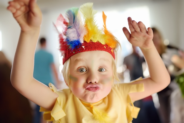 Foto ragazzino coinvolto nello spettacolo di teatro per bambini studio nel ruolo dell'indiano americano.