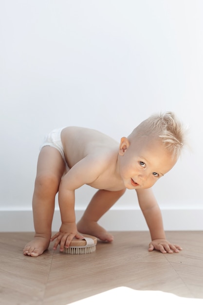 Photo little boy is playing with a washing brush