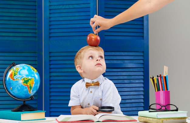 Foto un ragazzino sta studiando la geografia con un globo