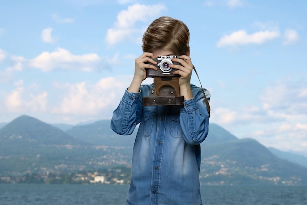 Il ragazzino sta scattando una foto