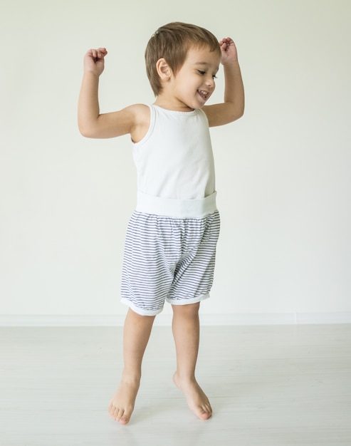 小さな男の子ジャンプ