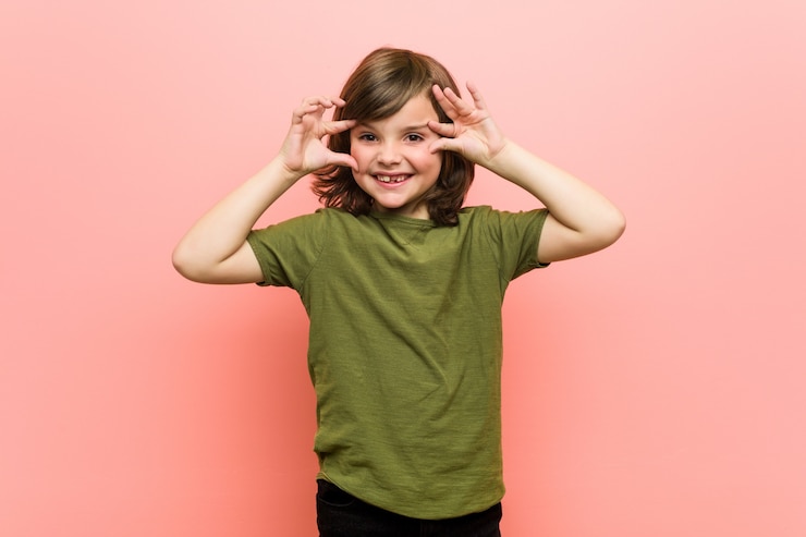 Photo little boy keeping eyes opened to find a success opportunity.