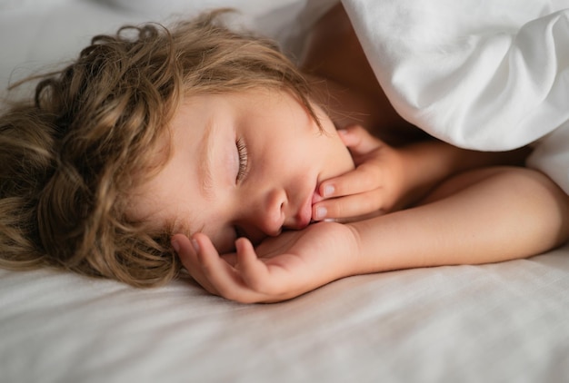 Foto ragazzini che dormono a letto i bambini dormono a letto