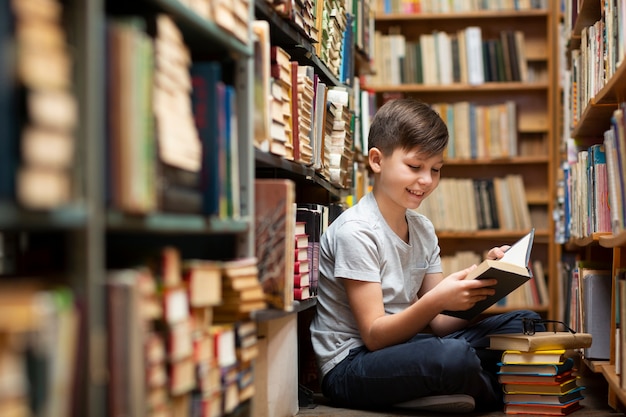 Ragazzino in biblioteca