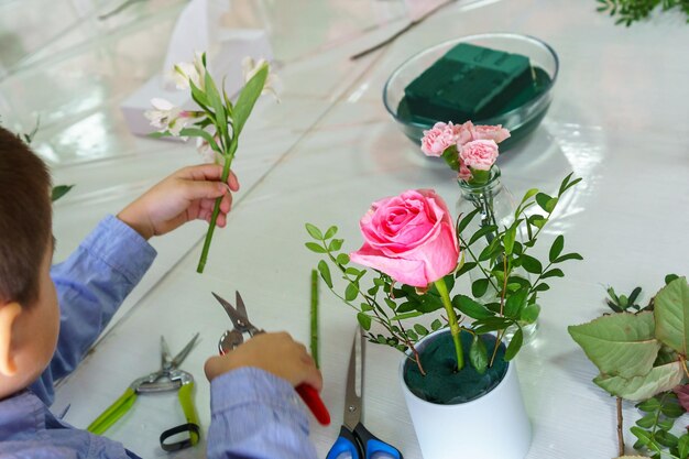 箱の中に花束を作るためのマスタークラスの小さな男の子