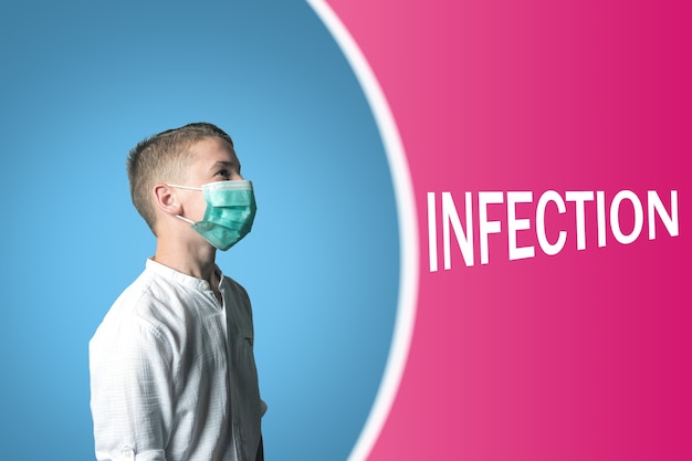감염이라는 문구가 있는 밝은 배경에 의료용 마스크를 쓴 어린 소년