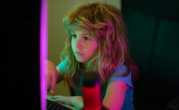 PC 컴퓨터 화면에 있는 어린 소년 예쁜 아이가 집에서 데스크탑 컴퓨터를 사용하여 수업을 배웁니다