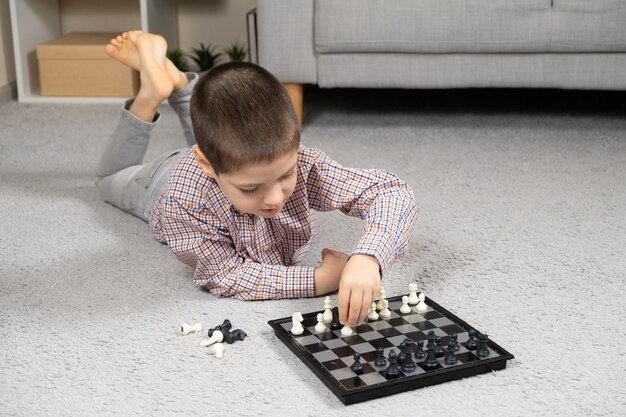 체스를 하는 어린 소년 어린이 의 보드 게임