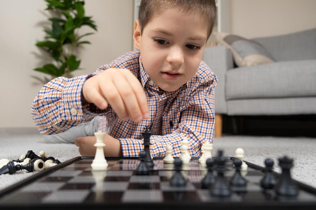 Маленький мальчик играет в шахматы. Настольные игры для детей.