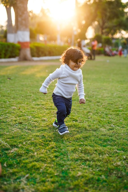 芝生で遊ぶ少年