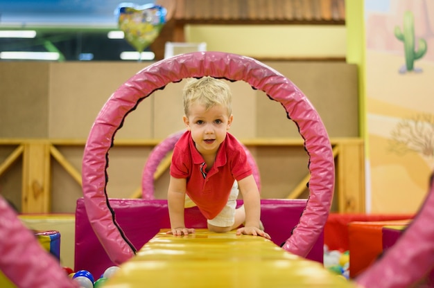 写真 小さな男の子が遊び場で遊んで