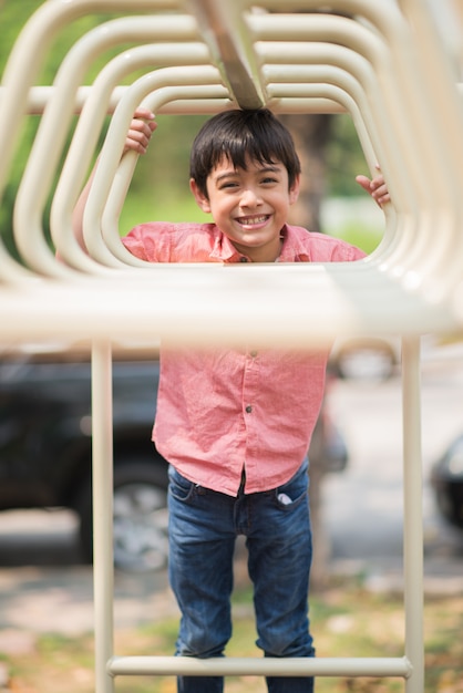 Ragazzino che gioca al parco giochi arrampicata