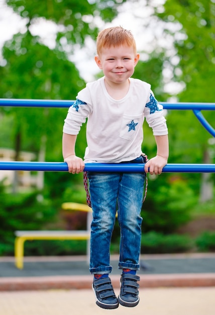 小さな男の子が遊び場で遊んでいます。