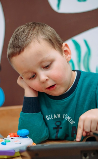 写真 小さな男の子が有線電話の人と遊んでいます