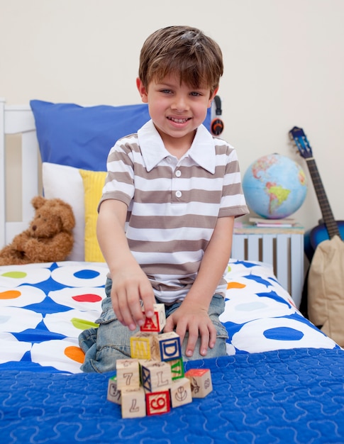 アルファベットのキューブで遊んでいる少年