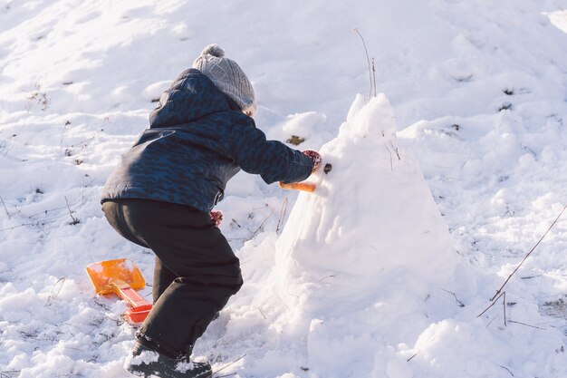 雪で遊ぶ男の子